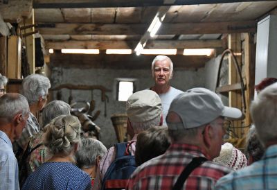 Stiftungspraesident Francois Tschopp begruesst die Besucher im Walserama in Nufenen.jpg