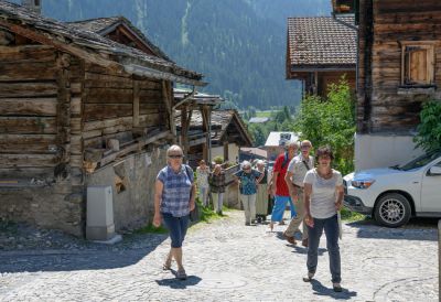Sabina Simmen-Wanner fuehrt die Besucher durchs Wakker-Dorf Spluegen.jpg